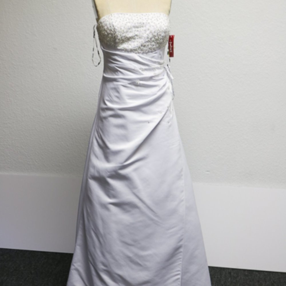 new white strapless size medium wedding/prom dress